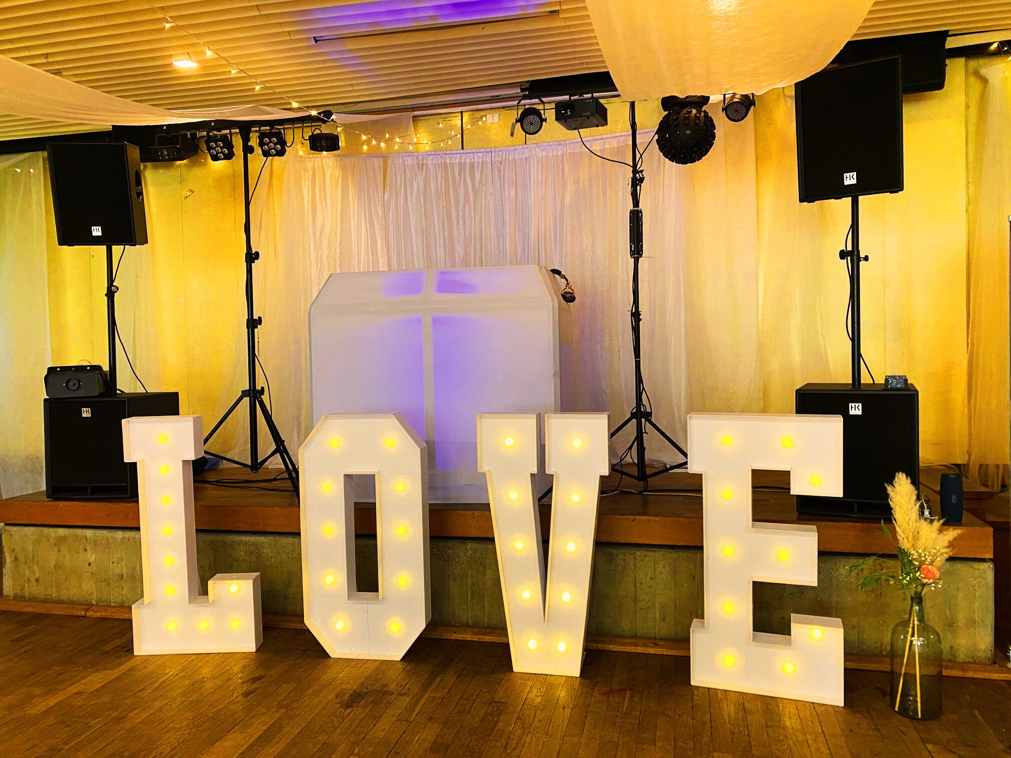 DJ Daro Bühnenaufbau Ton und Licht